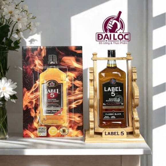 Rượu Whisky Label 5 2 Lít (Kèm Kệ Gỗ)