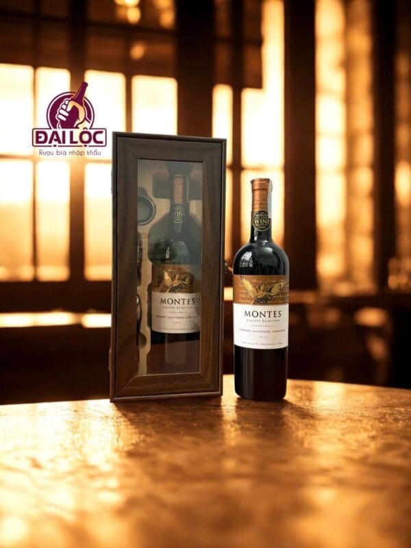 Vang đỏ nhập khẩu làm từ nho Carmenere sở hữu vị chát mượt mà rất dễ uống.