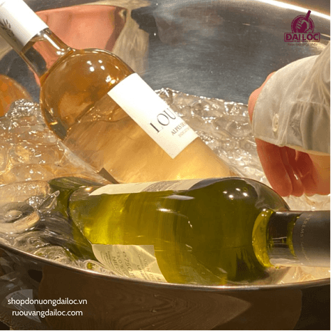 Bí quyết thưởng thức rượu vang trắng với hải sản tròn vị Ướp lạnh sâu rượu vang trắng ở nhiệt độ 8°C - 12°C giúp vị chua thanh mát và hương trái cây bùng tỏa.